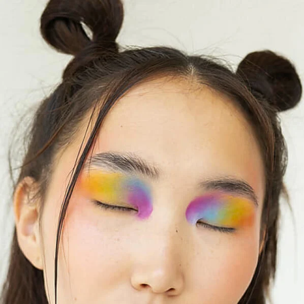 Le maquillage yeux multicolore, une tendance à suivre selon Pinterest Predicts 2025.