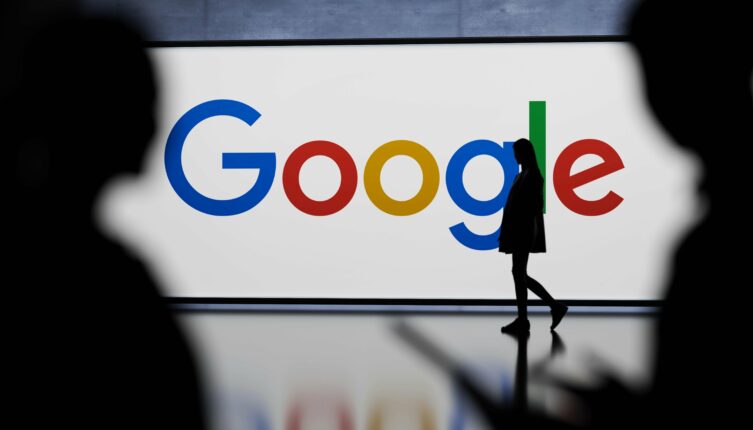 Google Discover teste Dive Deeper : l'impact pour les éditeurs ? 